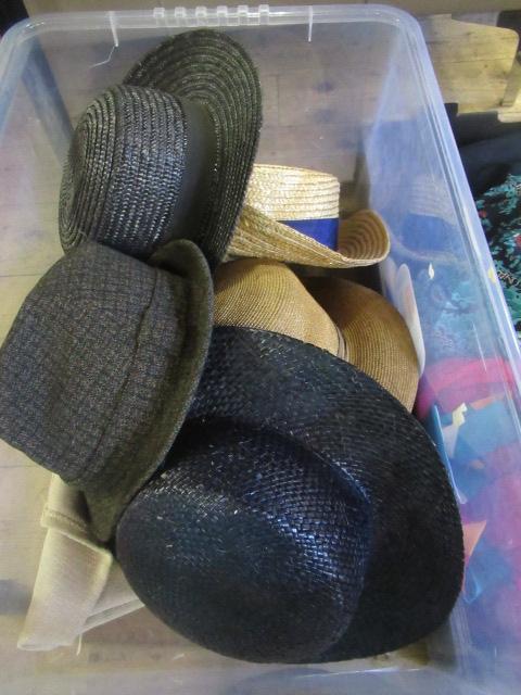 BOX OF VINTAGE STRAW HATS Image
