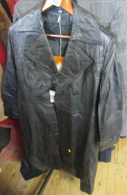 LADY'S BLACK LEATHER COAT SIZE 16 Image