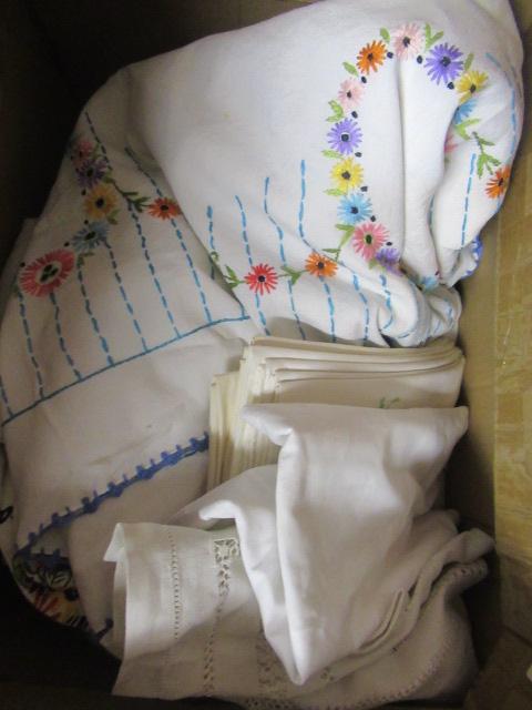 BOX OF TABLE AND OTHER LINEN ETC Image
