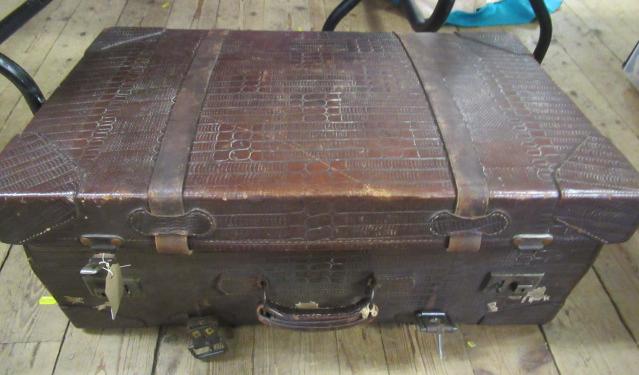 LARGE VINTAGE LEATHER SUITCASE Image