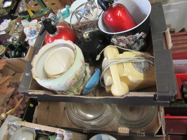 TWO BOXES OF MISCELLANEOUS INCLUDING CROWN DEVON Image