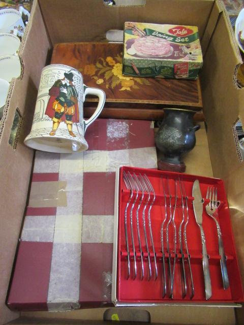 BOX OF MISCELLANEOUS INCLUDING A MAH JONG SET Image