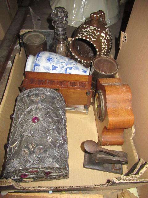 BOX OF MISCELLANEOUS INCLUDING MANTLE CLOCKS Image
