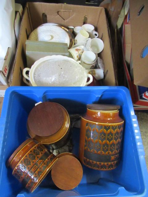 BOX OF MISCELLANEOUS CHINA AND HORNSEA POTTERY Image