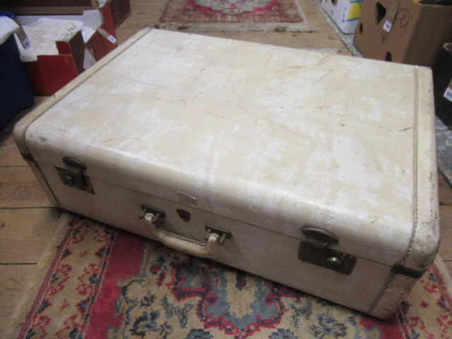 VINTAGE SUITCASE Image