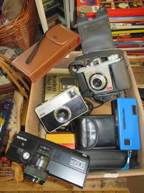 BOX OF CAMERAS INCLUDING POLAROID Image