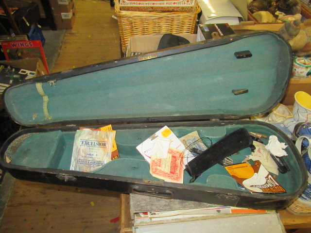 VIOLIN CASE AND CONTENTS Image