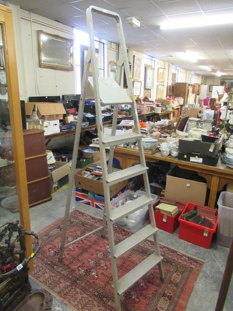 ALUMINIUM STEP LADDER Image