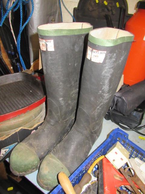 PAIR OF GENTS SAFETY WELLINGTONS  SIZE 10 / 44 Image