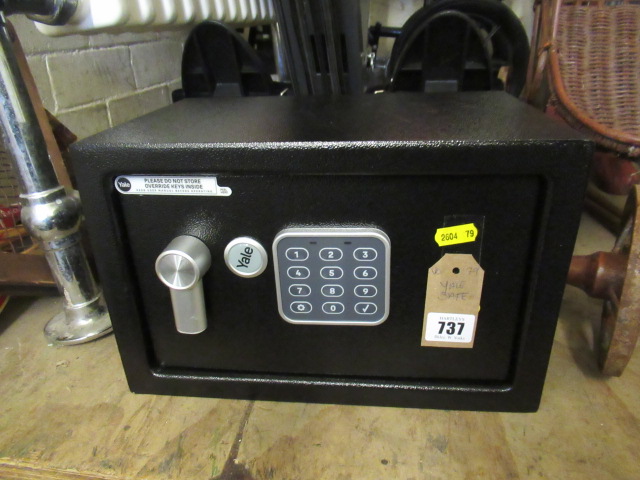 YALE COMBINATION SAFE Image