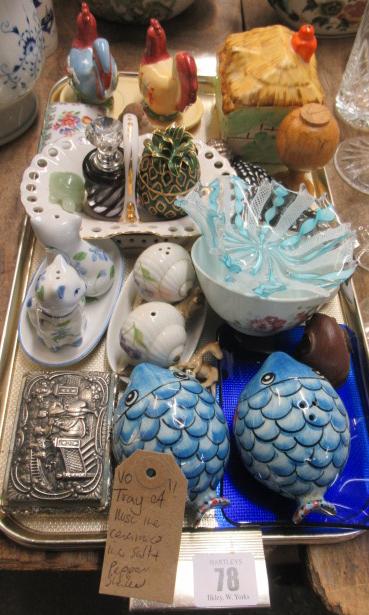 TRAY OF MISCELLANEOUS CERAMICS INCLUDING CRUETS Image