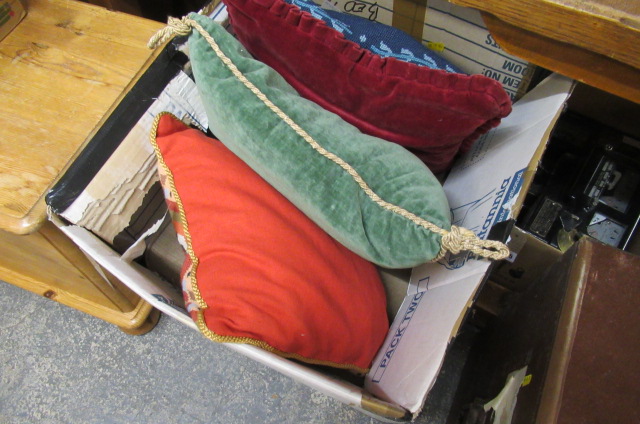 BOX OF HANGERS AND CUSHIONS Image