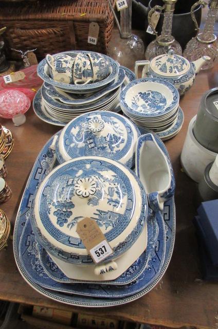 QUANTITY OF BLUE AND WHITE CERAMICS Image
