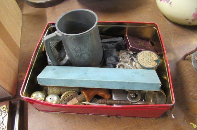 BOX OF MIXED VINTAGE ITEMS Image