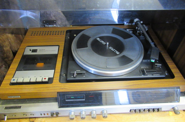 HIFI SYSTEM AND TWO SPEAKERS Image