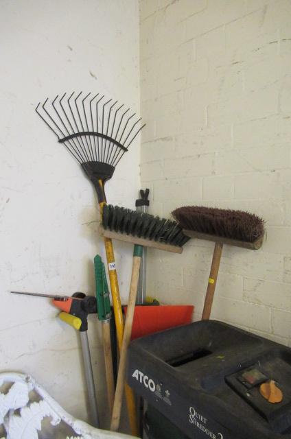 QUANTITY OF BRUSHES AND GARDEN TOOLS Image