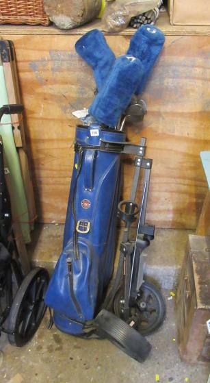 BLUE BAG OF GOLF CLUBS AND TROLLEY Image