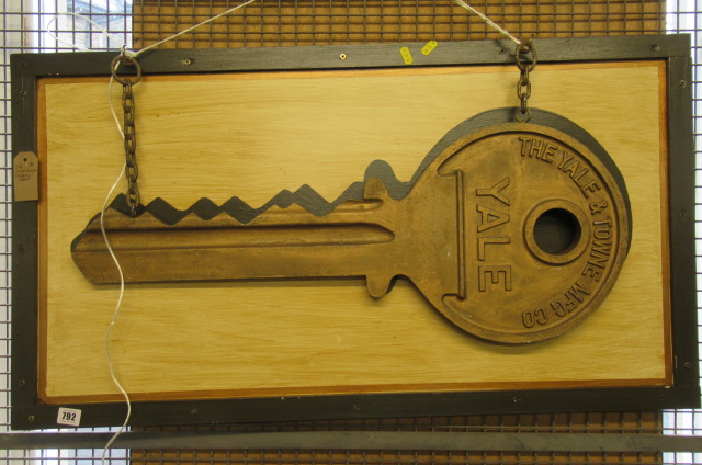 YALE LOCKSMITH DISPLAY SIGN Image