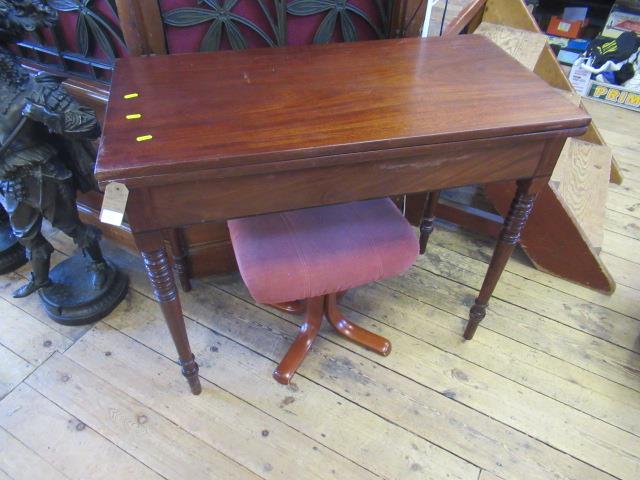 MAHOGANY SWIVEL TOP TABLE Image