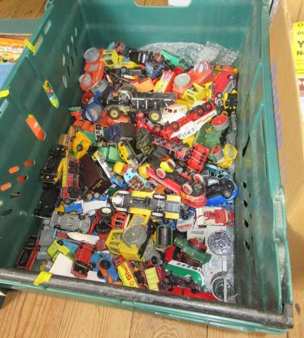 BOX OF MATCHBOX AND OTHER DIECAST VEHICLES Image