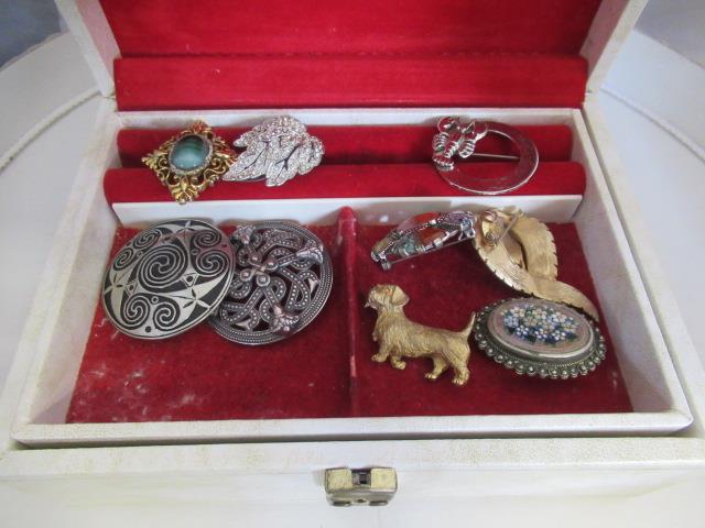 JEWELLERY BOX AND CONTENTS Image