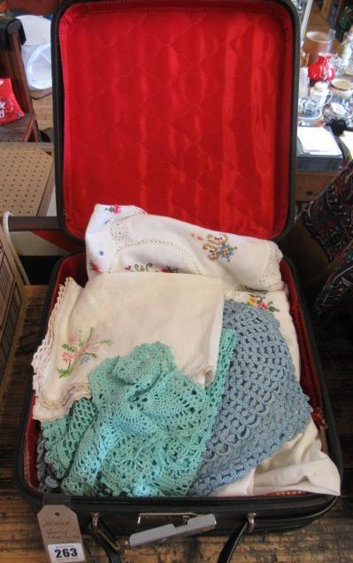 VANITY CASE AND LINEN Image