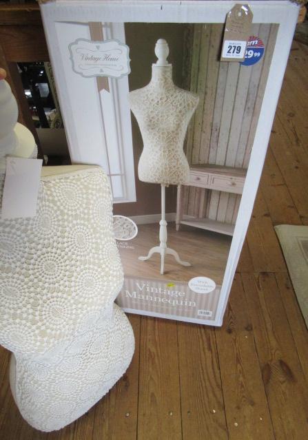 MODERN BOXED MANNEQUIN Image