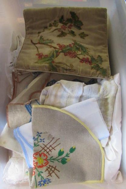 BOX OF TABLE LINEN ETC Image