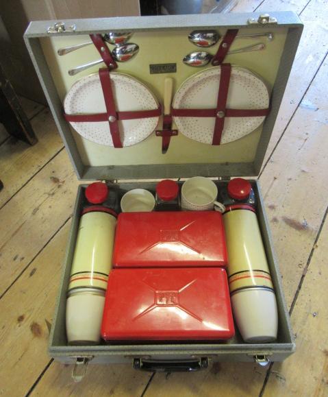 VINTAGE PICNIC HAMPER Image