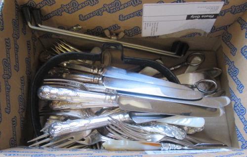 BOX OF EPNS CUTLERY INCLUDING GEORGIAN SILVER BUTTER KNIFE AND SILVER HANDLED CAKE KNIFE Image