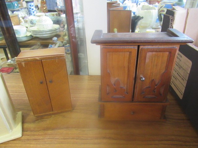 BOX OF 1930S AND 40S DOLLS HOUSE FURNITURE Image
