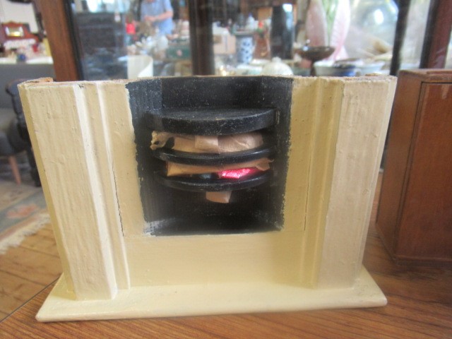 BOX OF 1930S AND 40S DOLLS HOUSE FURNITURE Image