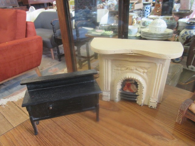 BOX OF 1930S AND 40S DOLLS HOUSE FURNITURE Image