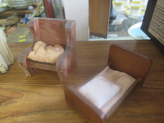 BOX OF 1930S AND 40S DOLLS HOUSE FURNITURE Image