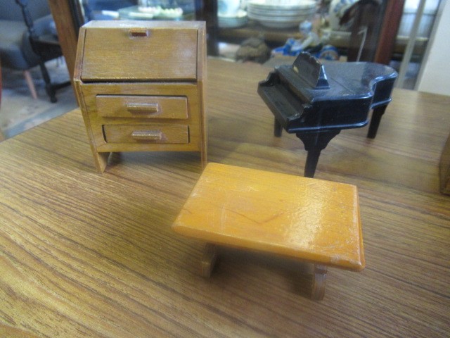 BOX OF 1930S AND 40S DOLLS HOUSE FURNITURE Image