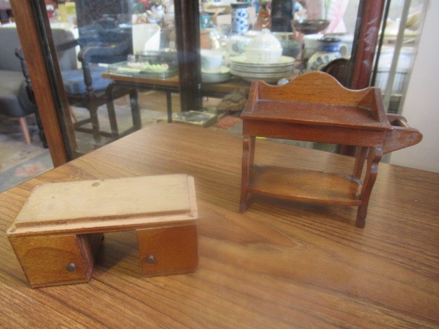 BOX OF 1930S AND 40S DOLLS HOUSE FURNITURE Image