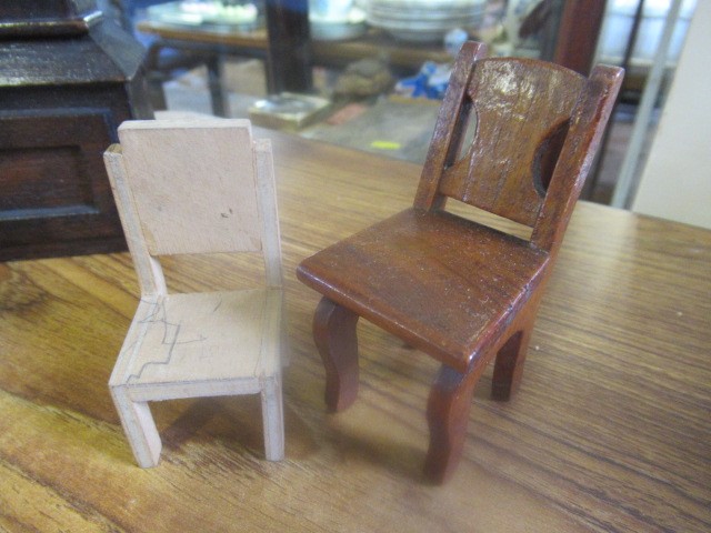 BOX OF 1930S AND 40S DOLLS HOUSE FURNITURE Image