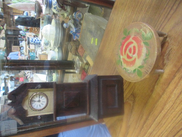 BOX OF 1930S AND 40S DOLLS HOUSE FURNITURE Image