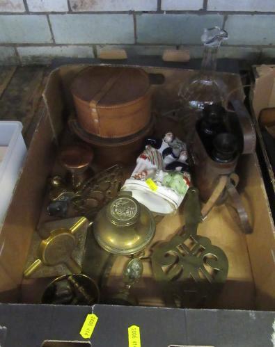 BOX OF MISCELLANEOUS INCLUDING BRASSWARE AND COLLAR BOXES ETC Image