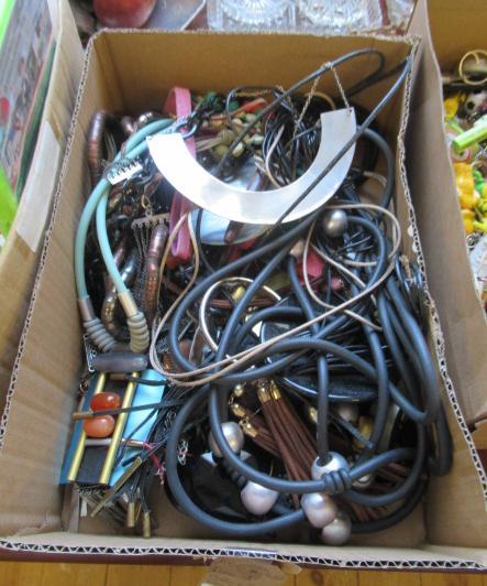 BOX OF COSTUME JEWELLERY INCLUDING NECKLACES Image