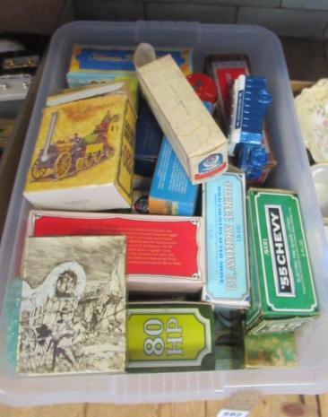 LARGE BOX OF VINTAGE AFTERSHAVES Image