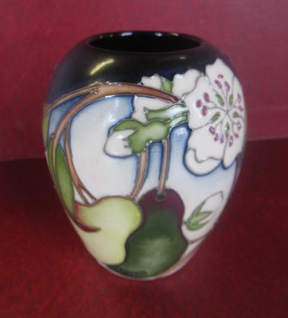 MOORCROFT POTTERY FRIENDSHIP DAY PERRY PEAR PATTERN VASE Image