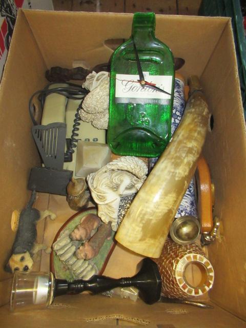 BOX OF MISCELLANEOUS ITEMS INCLUDING COW HORN Image