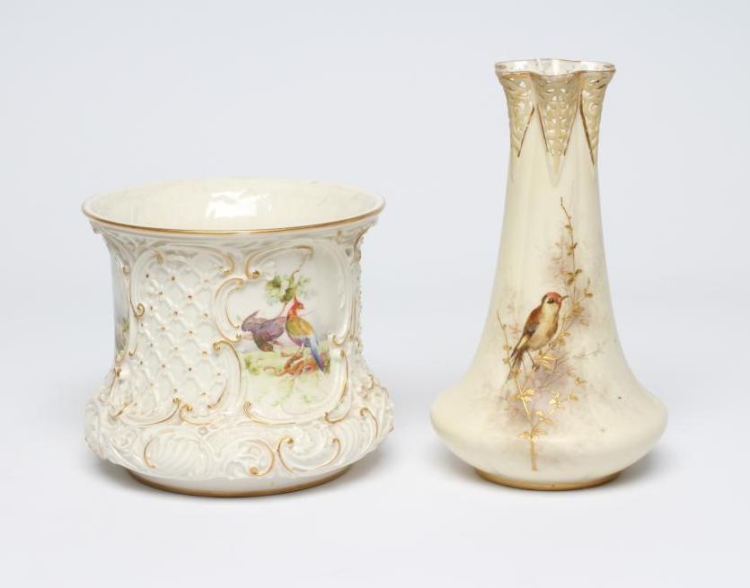 A ROYAL WORCESTER CHINA CACHE-POT TOGETHER WITH A GRAINGERS WORCESTER VASE Image