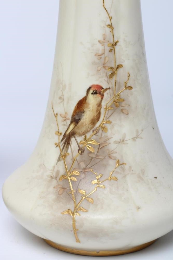 A ROYAL WORCESTER CHINA CACHE-POT TOGETHER WITH A GRAINGERS WORCESTER VASE Image