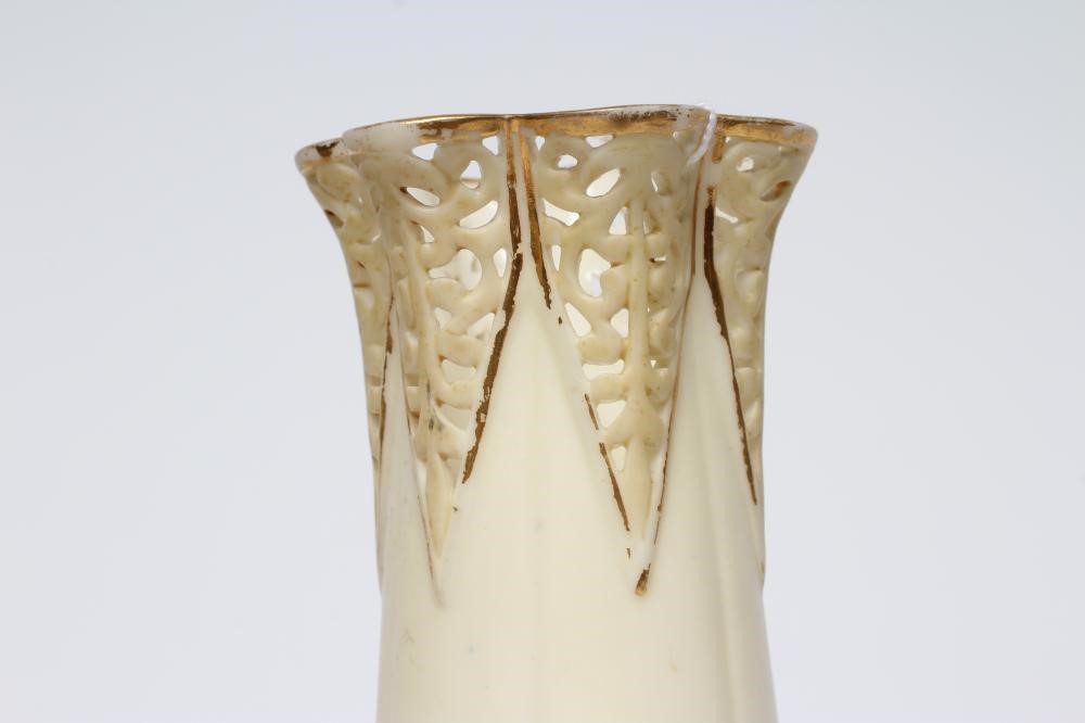 A ROYAL WORCESTER CHINA CACHE-POT TOGETHER WITH A GRAINGERS WORCESTER VASE Image