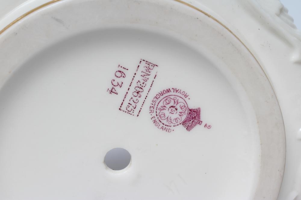 A ROYAL WORCESTER CHINA CACHE-POT TOGETHER WITH A GRAINGERS WORCESTER VASE Image