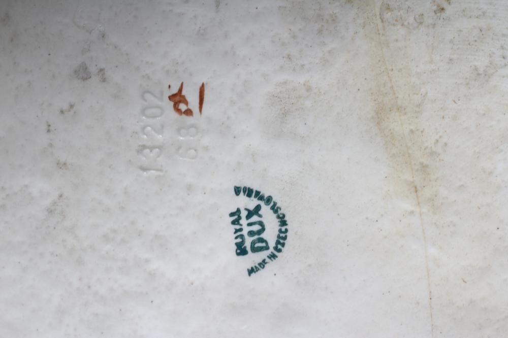 A ROYAL DUX PORCELAIN FIGURE GROUP Image