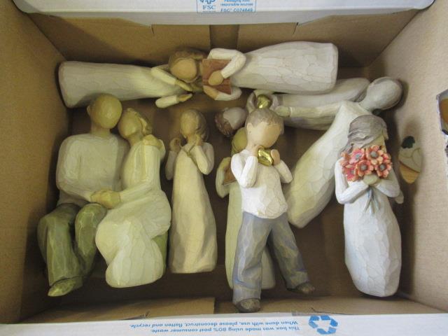 BOX OF WILLOW TREE FIGURES Image
