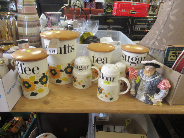 QUANTITY OF VINTAGE CROWN DEVON CERAMICS AND A HENRY VIII TEAPOT Image